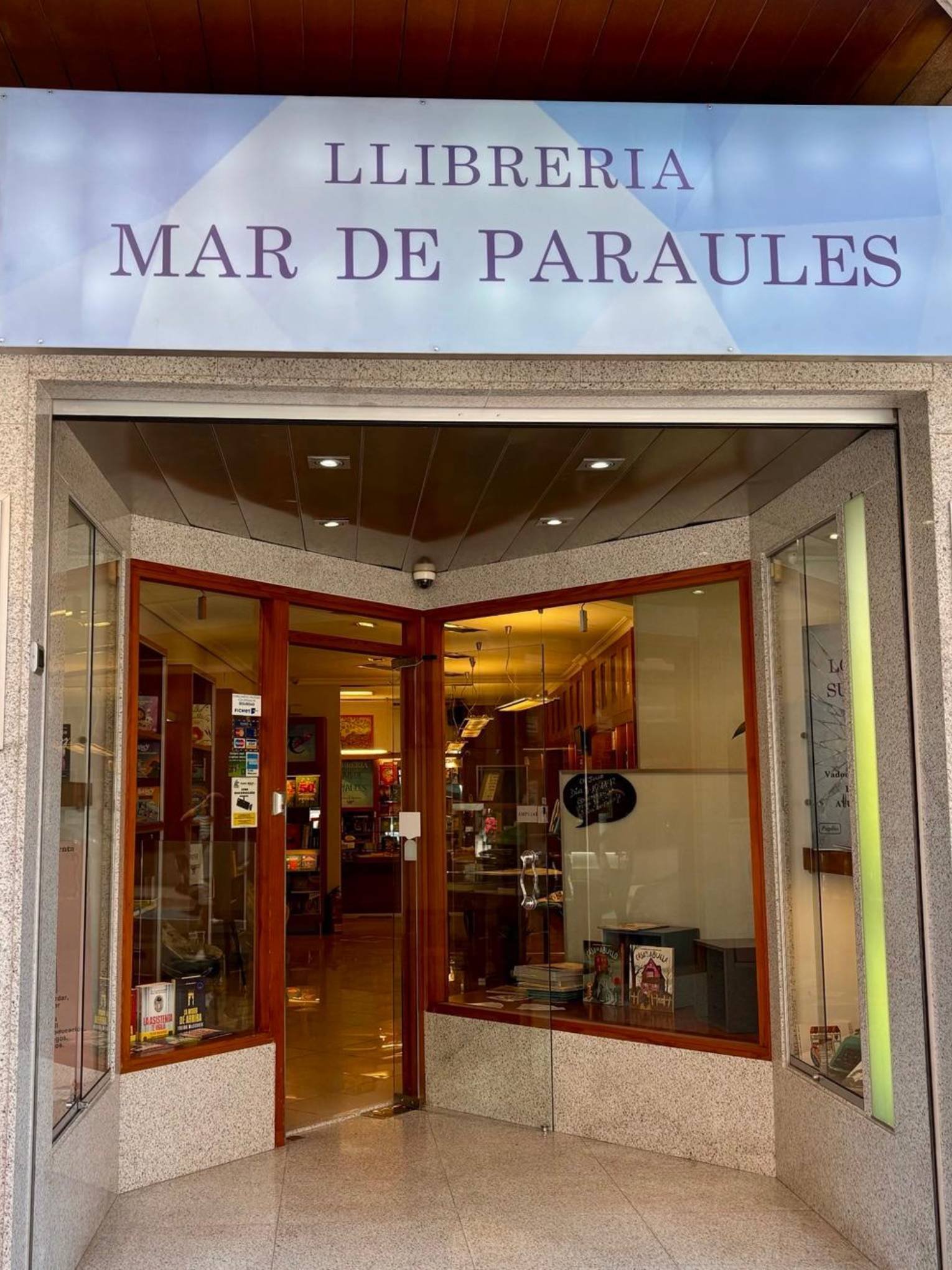 Entrada de la tienda fisica Mar de Paraules